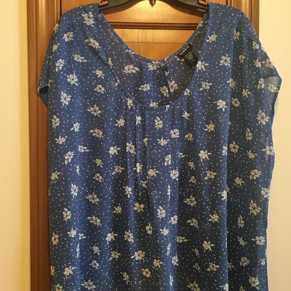 Size 2 Light Blue Floral TORRID Summer Top